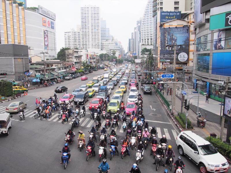 バイク大国タイで人気のメーカーは……？ 3位はベスパ、2位はヤマハ、1位は約75のシェア率を誇るホンダ！ モーサイ