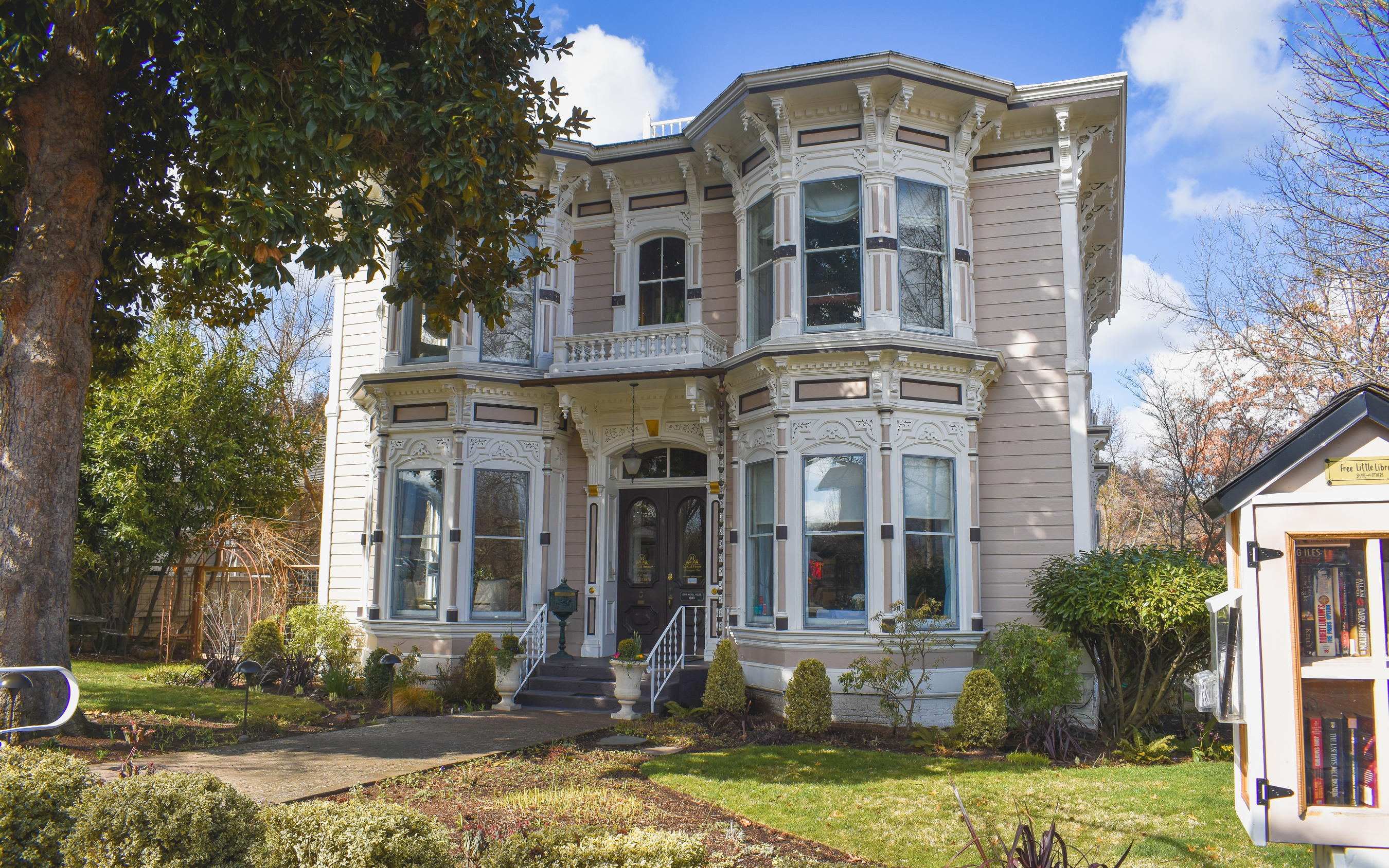 The McCall House Boutique Hotel Bed & Breakfast Inn Ashland, Oregon