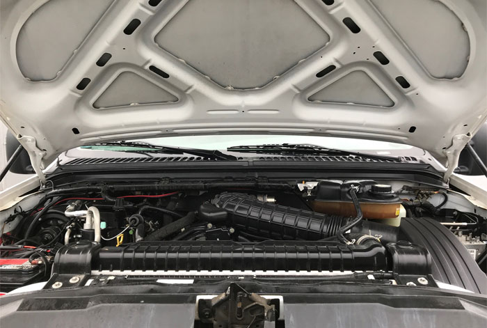 2006 Ford F-450 Super Duty XL 4 x 4 Super Cab Utility - Engine Compartment