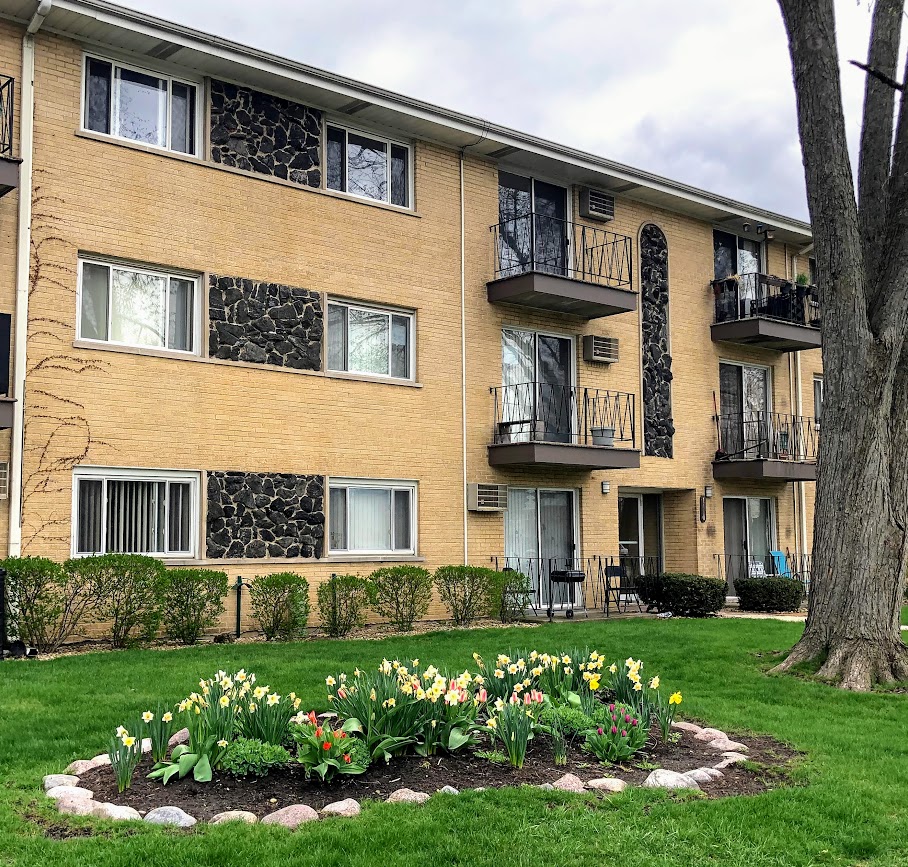 to Lorraine Court Apartments Wheaton, IL