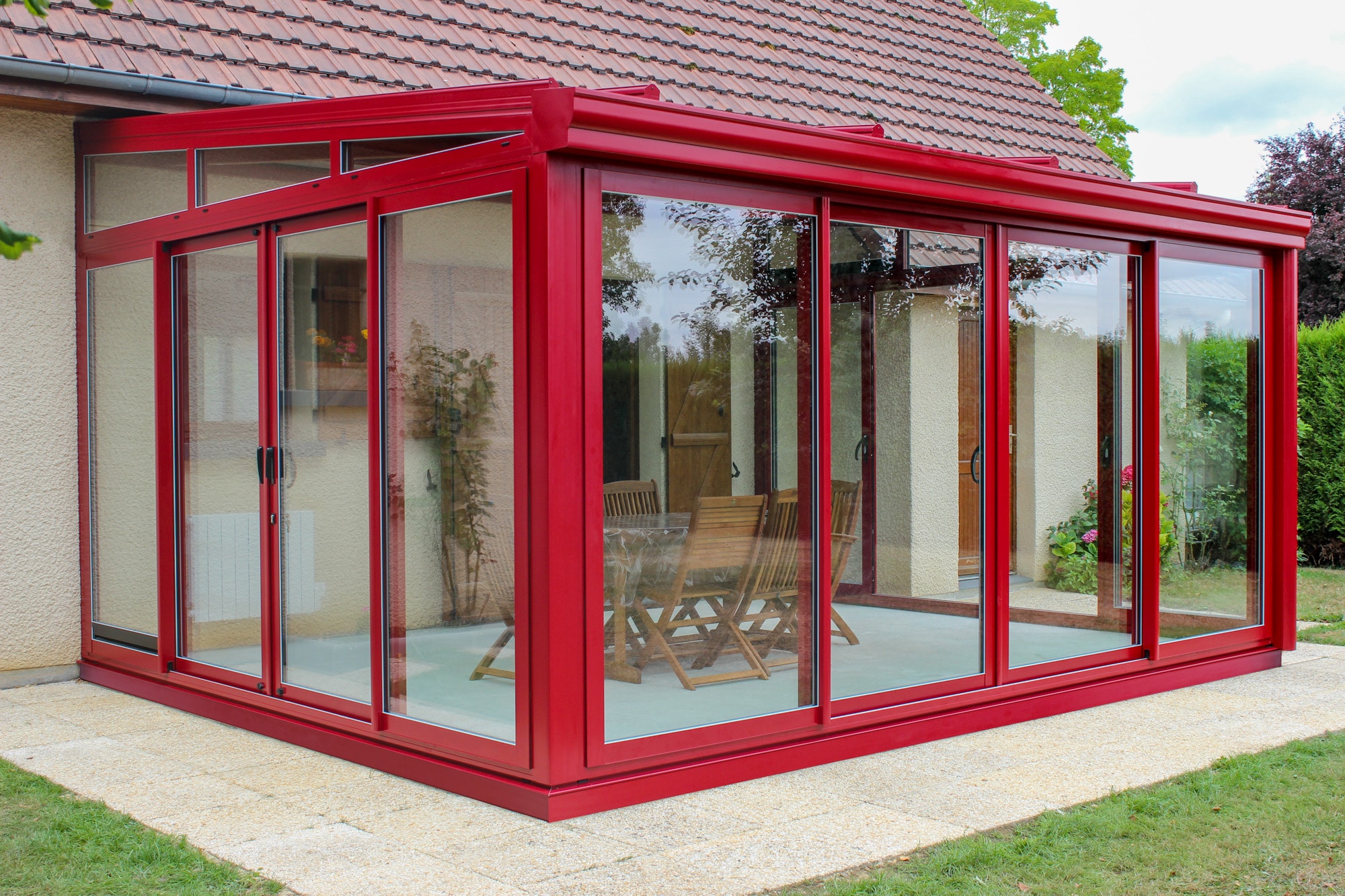 Belle véranda traditionnelle alu rouge 1er menuisier en Normandie