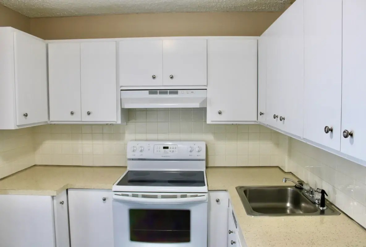 Highland House Apartments 1400 N Woodlawn St, Wichita KS