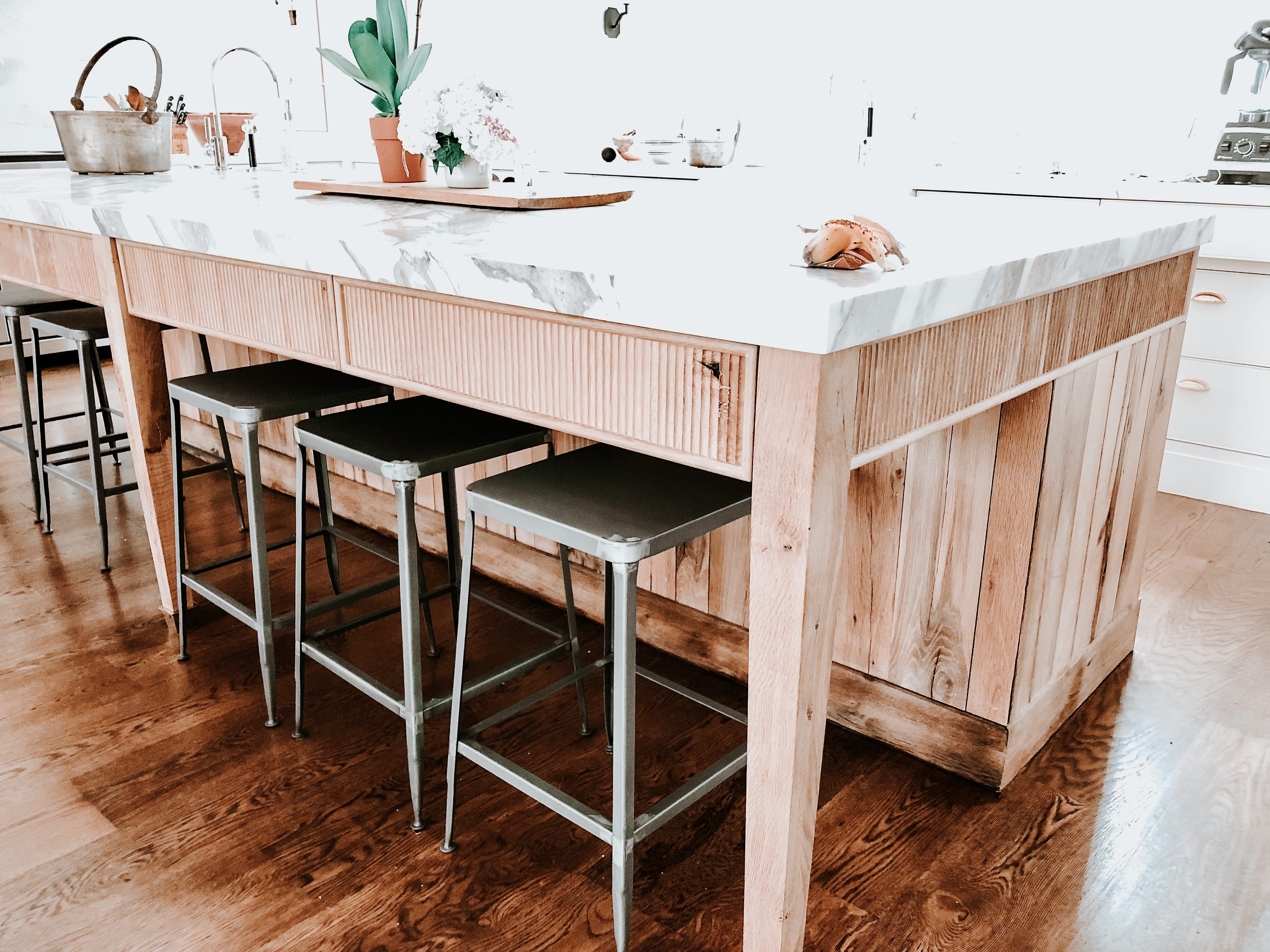 White Oak Island in White Kitchen MDM Design Studio