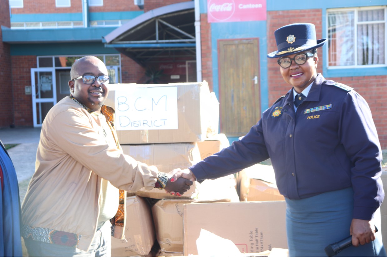 Eastern Cape SAPS management hands over corporate items to CPF members