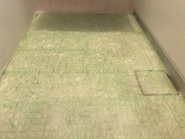 風呂床の黒ずみにサンポールぶっかけるとキレイになったよ【風呂床掃除】 - 脱線あざらしブログ サンポールでお風呂の床の黒ずみと汚れを落とした - リセット-Reset-