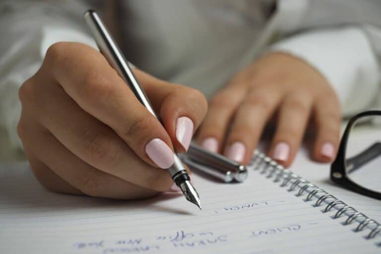 How Much Does a Pen Weigh? (Detailed Guide) | Measuringly