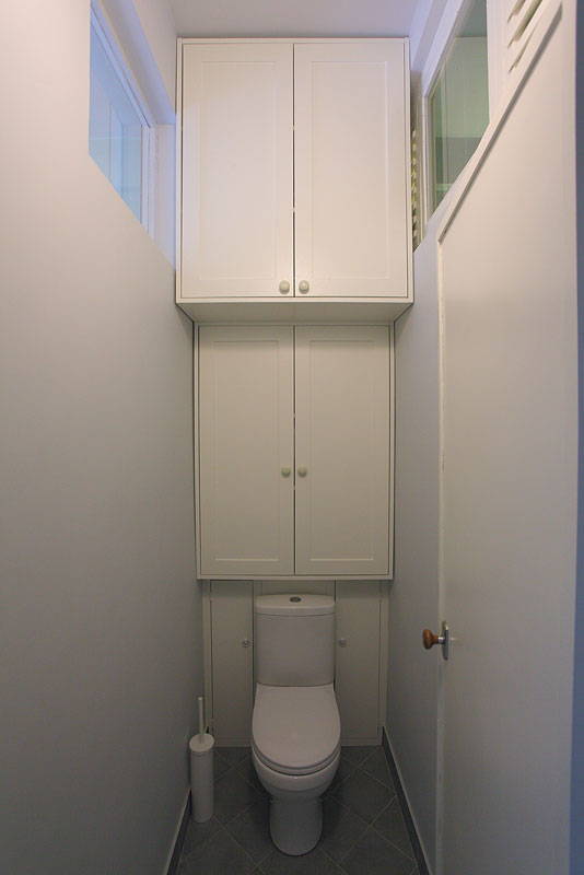 Полки в туалете за унитазом фото дизайн ниши и стеллажа своими руками