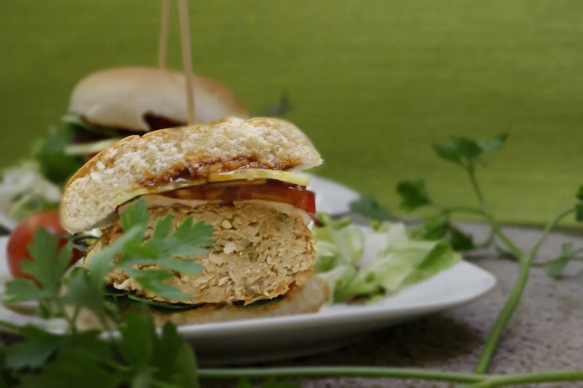 Celery burgers with cheese and a thousand island sauce