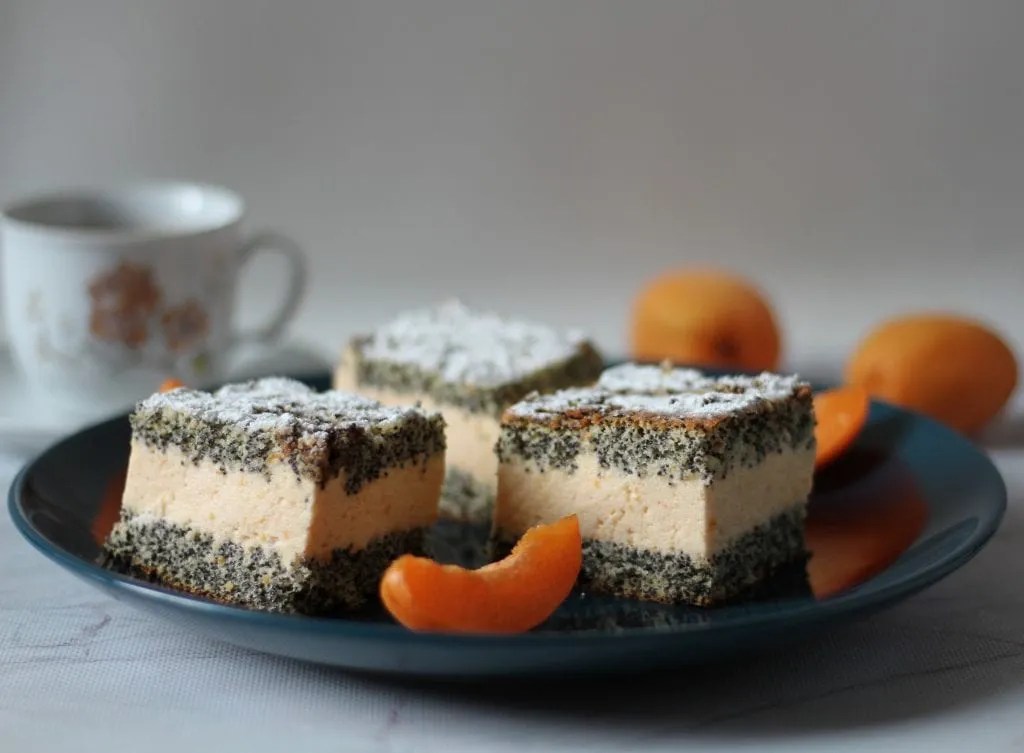 Bonanza cake with poppy seeds and apricot