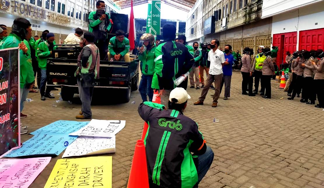 Driver Grab Segel Kantor dan Ramairamai Beri Bintang Satu MedanHeadlines