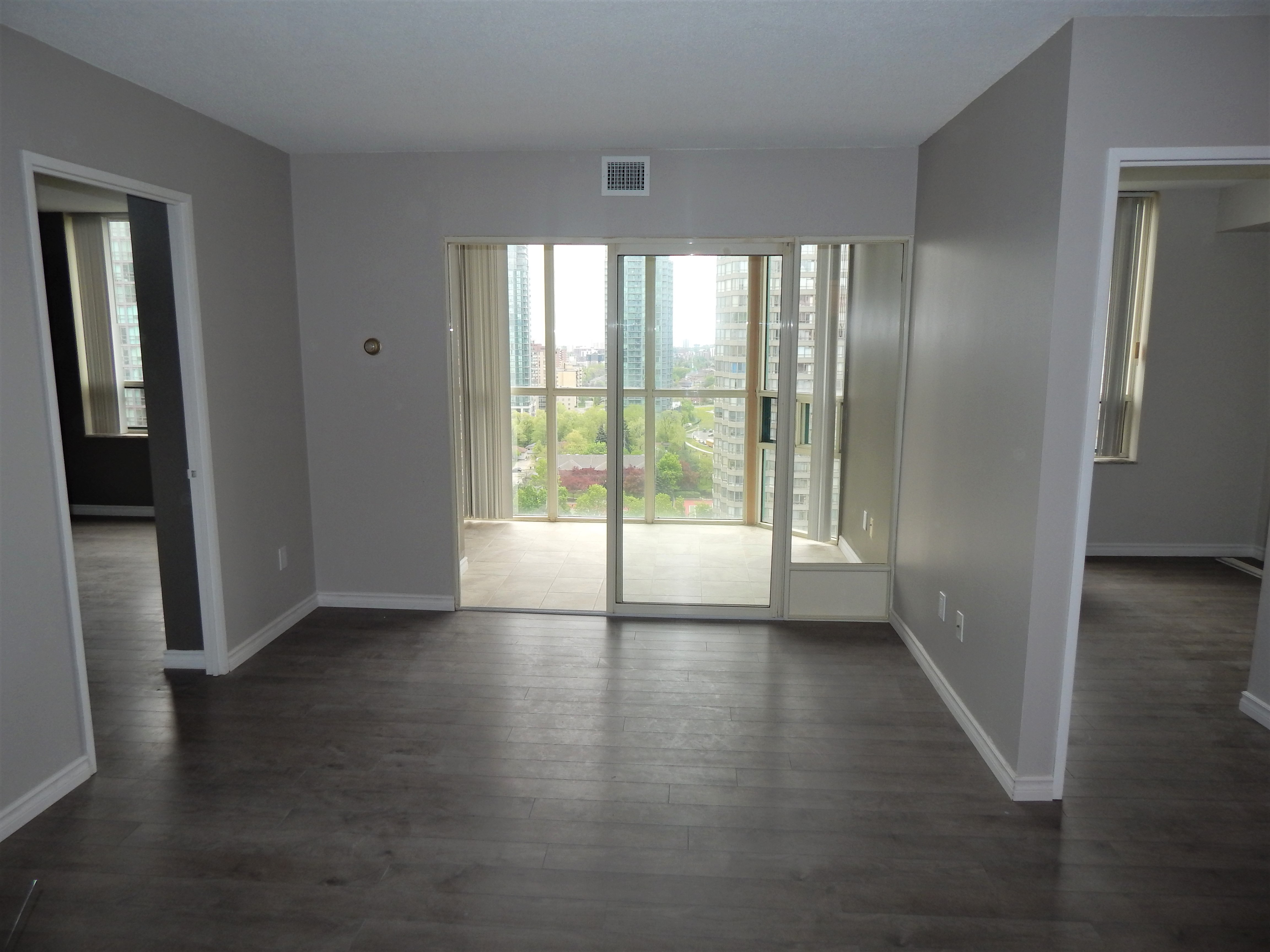 Renovated Two Bedroom in Mississauga (Hurontario/Burnhamthorpe)