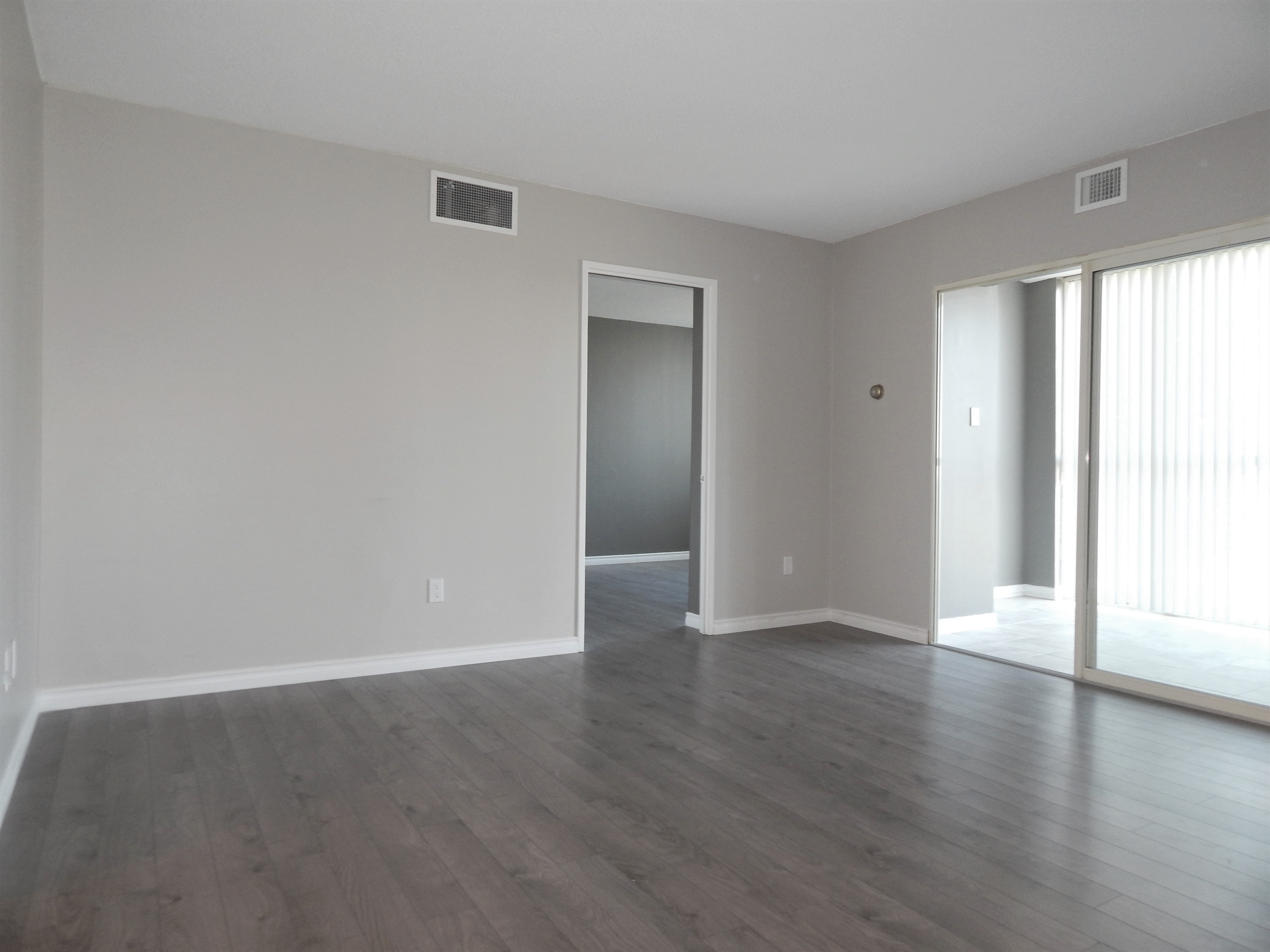 Renovated Two Bedroom in Mississauga (Hurontario/Burnhamthorpe)