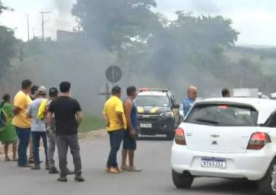 BRs são bloqueadas em Teixeira de Freitas, Itabela e Eunápolis BRs são bloqueadas em Teixeira de Freitas, Itabela e Eunápolis