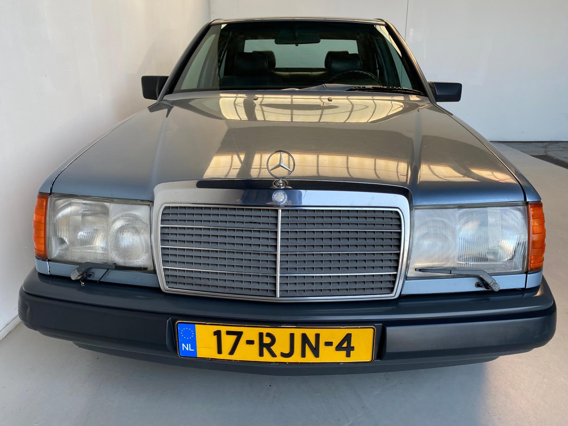 MercedesBenz 200500 W124 300 E Automaat Schuifdak Airco Leer Radio