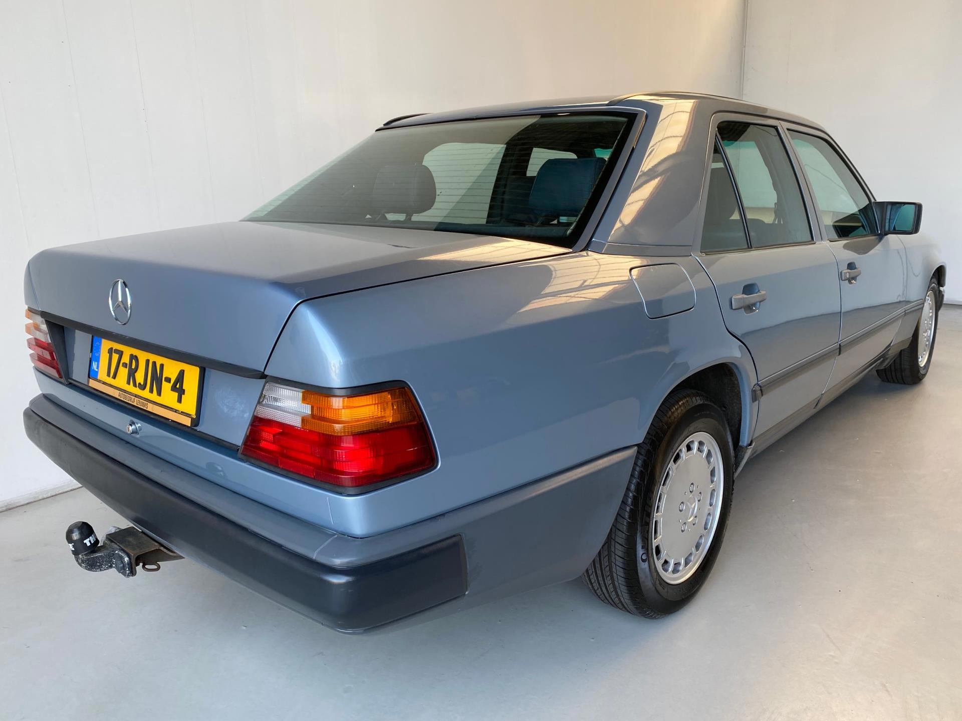 MercedesBenz 200500 W124 300 E Automaat Schuifdak Airco Leer Radio