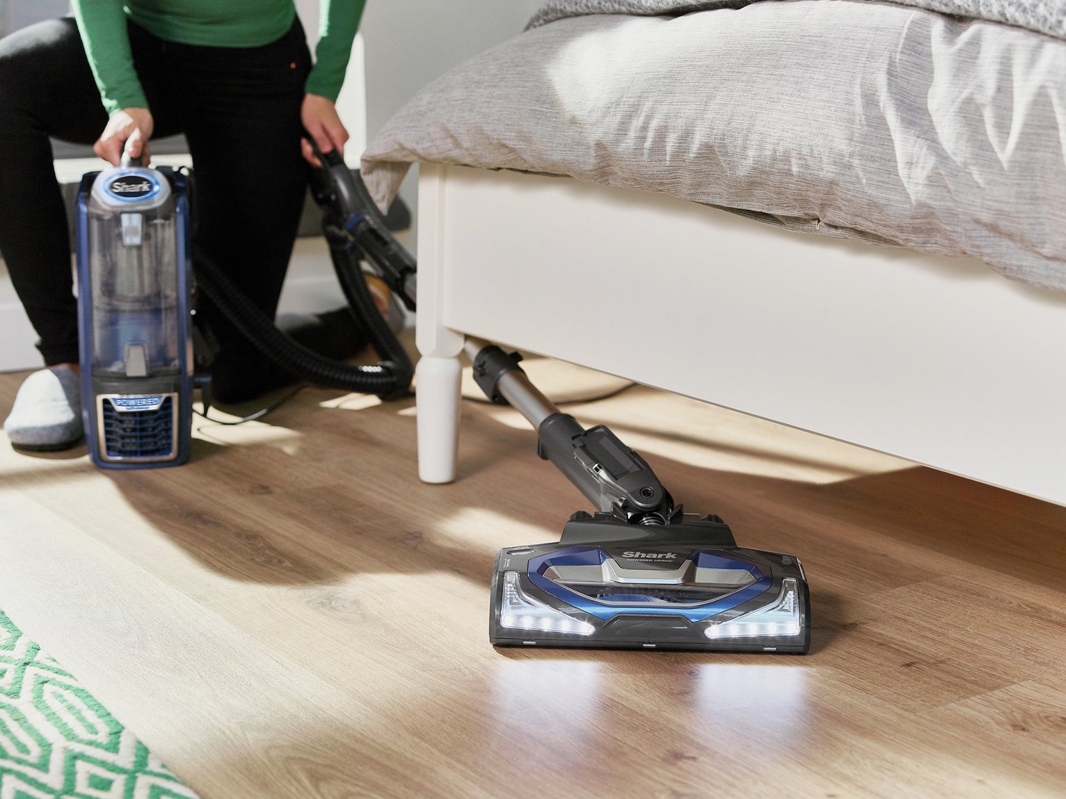 Shark NV681UK Powered LiftAway Bagless Vacuum Cleaner Reviews