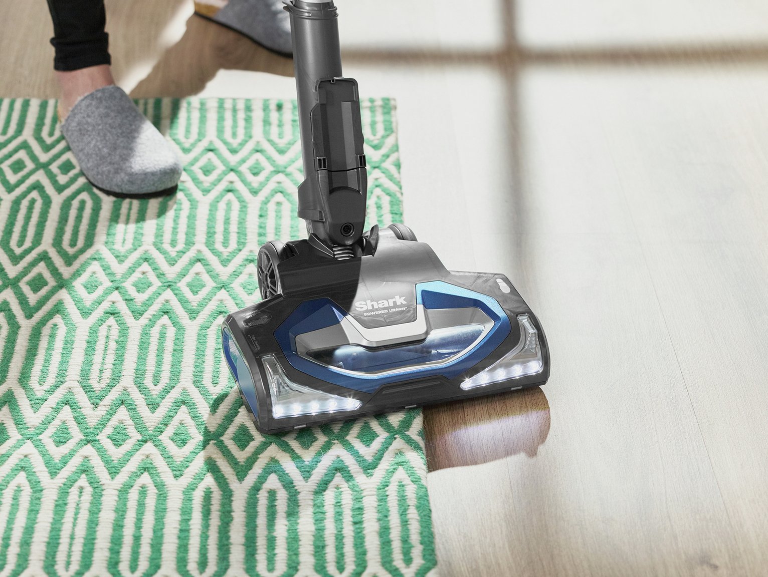 Shark NV681UK Powered LiftAway Bagless Vacuum Cleaner Reviews