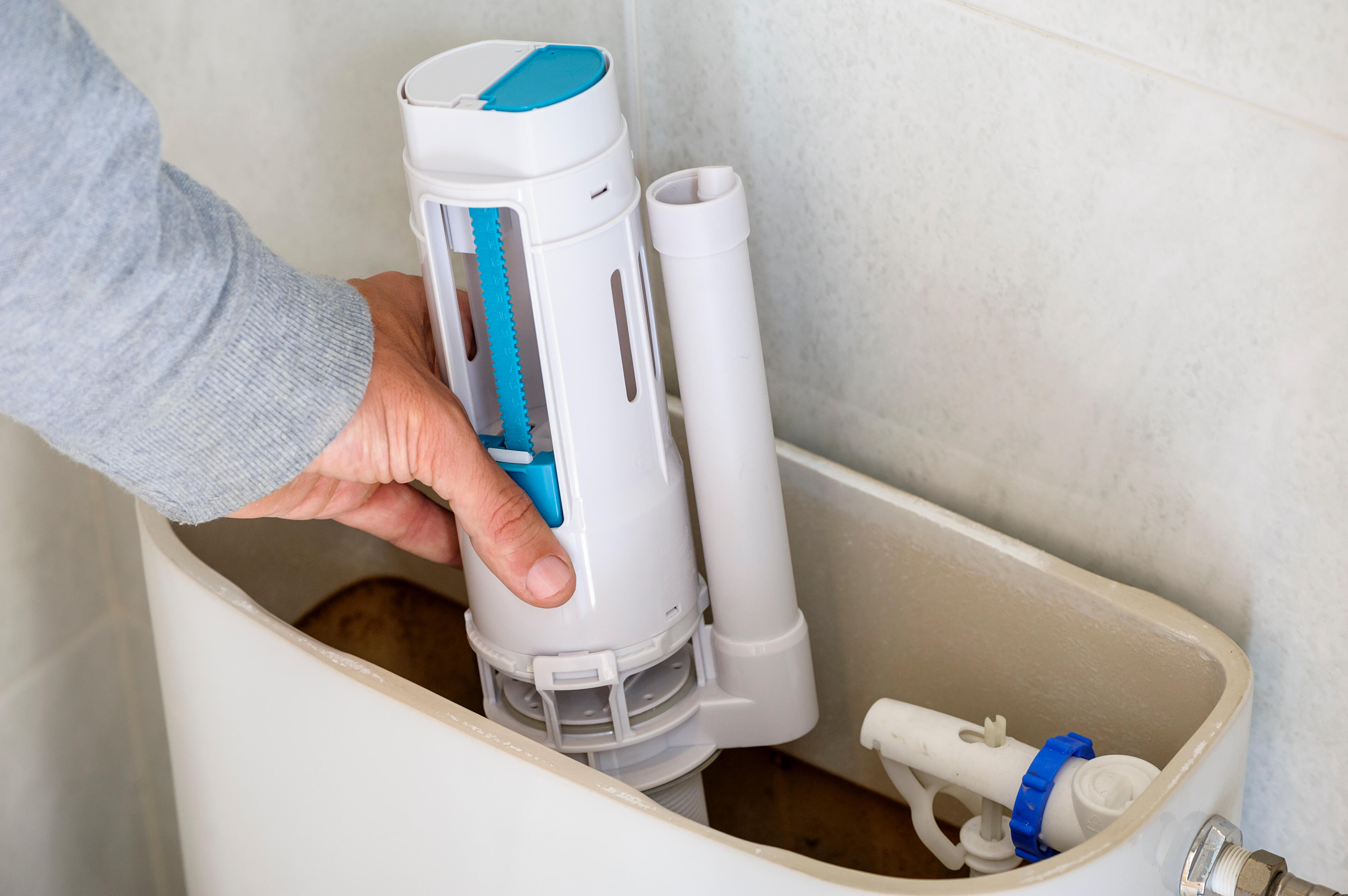 Cómo arreglar una cisterna del WC Leroy Merlin