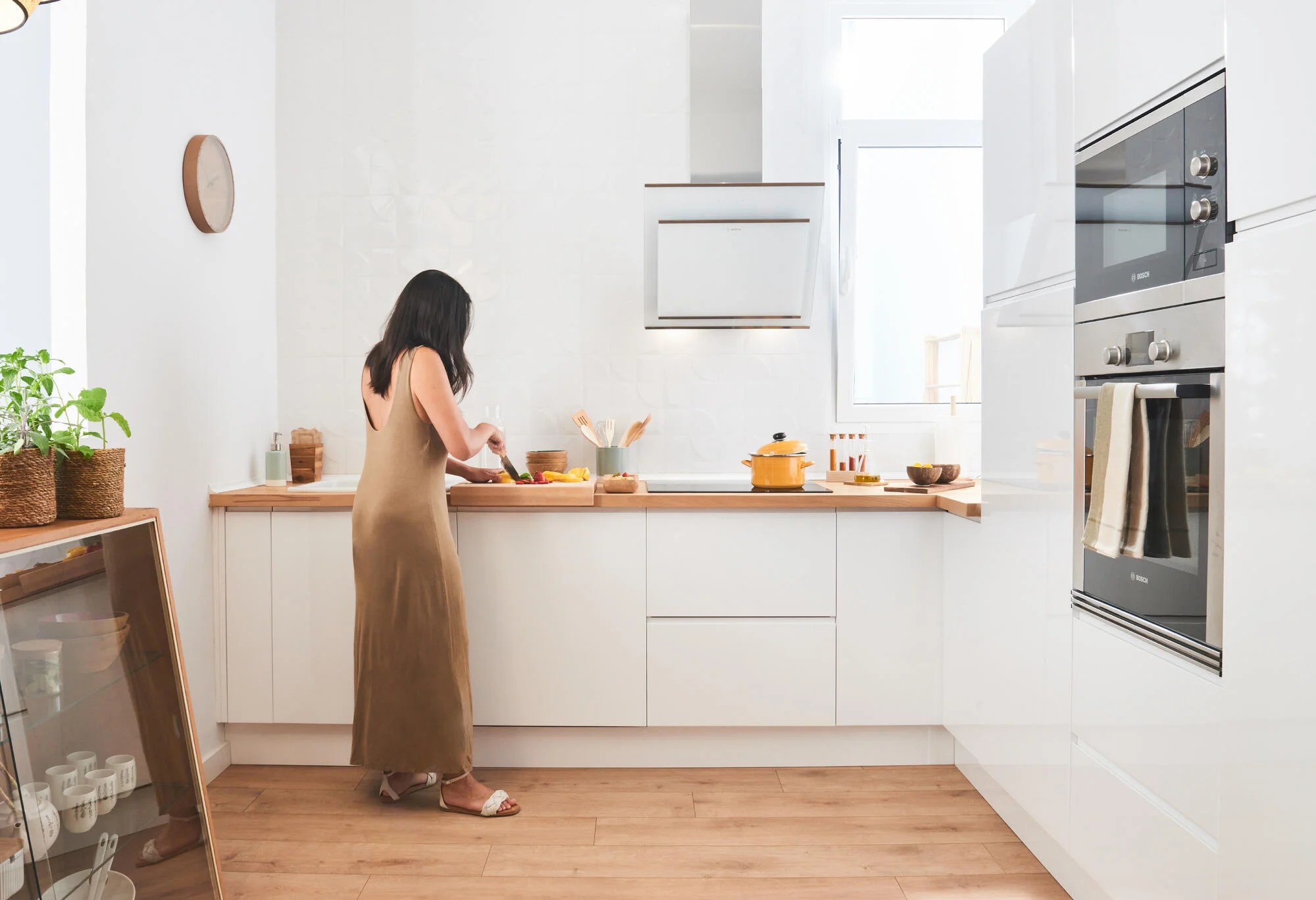 Una cocina slow con muebles en blanco y detalles en madera Leroy Merlin