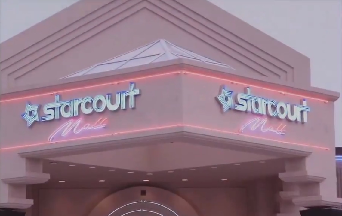 Hawkins gets a mall, Steve gets a coworker! STRANGER THINGS!