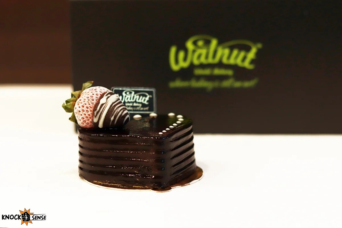 Chuck flowers, this VDay get Bae some exotic desserts & bouquets from