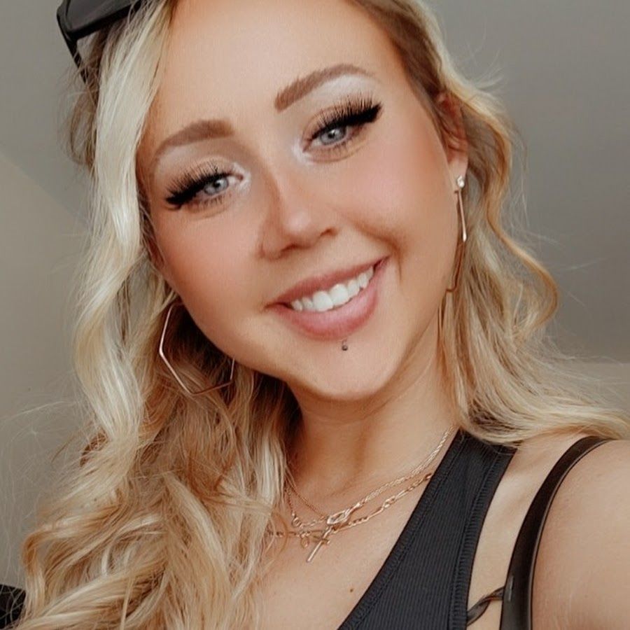 UK Glamour Awards Babe Channel Nominee Ashton Rae