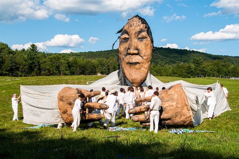Bread and Puppet Düzinelerce elle hareket eden protest kuklalar 