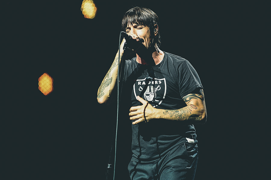 Red Hot Chili Peppers Cover Nirvana, Ramones, for School Benefit
