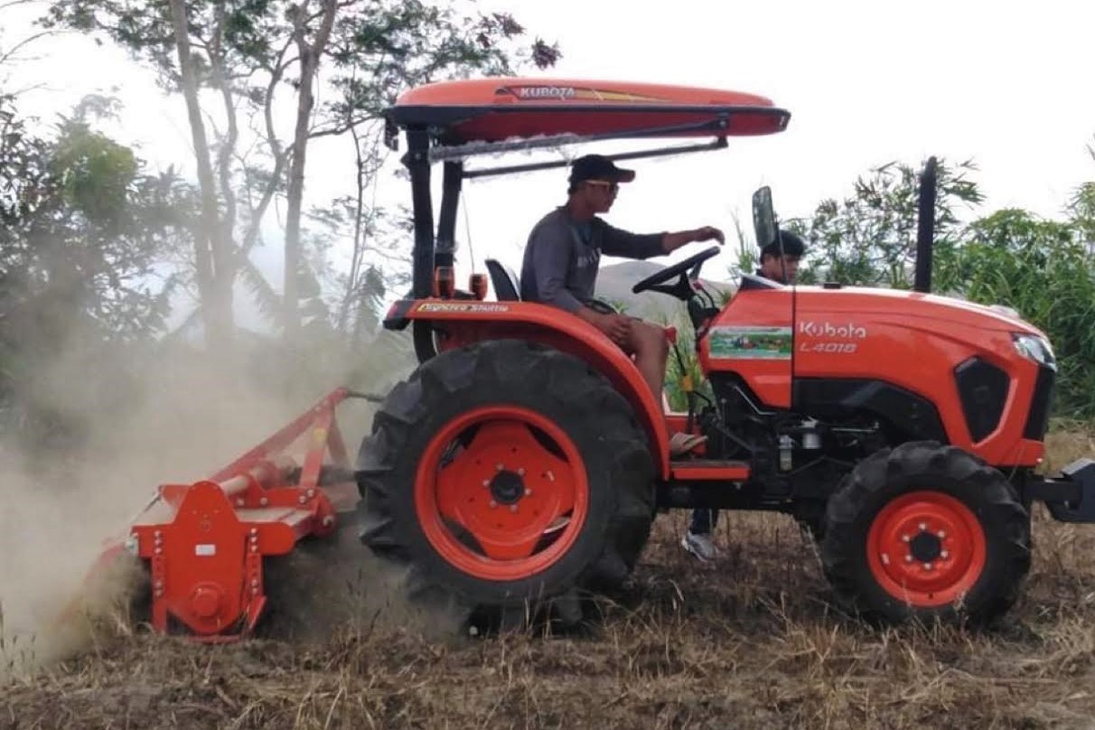 Pangasinan farmers celebrate with a new farm tractor from DAR News