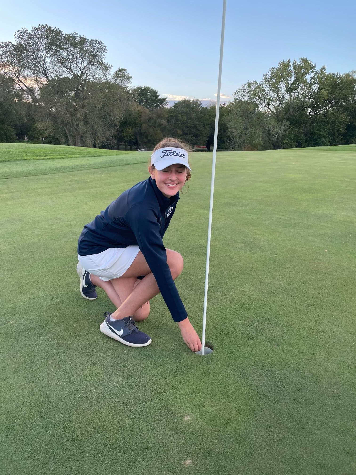 ⛳ Monarchs in third place at 321A state, Hipp records ace