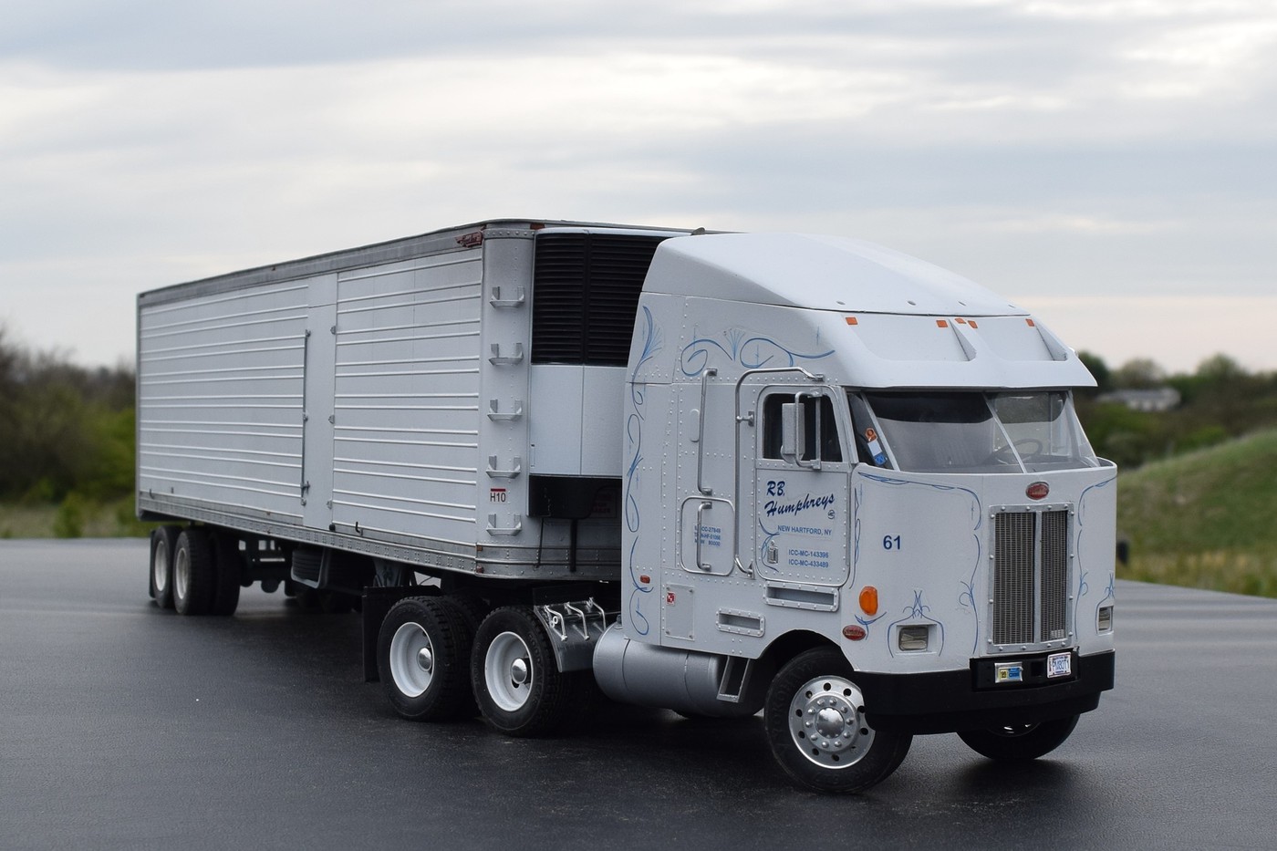 Peterbilt 372 - Model Trucks: Big Rigs and Heavy Equipment - Model Cars