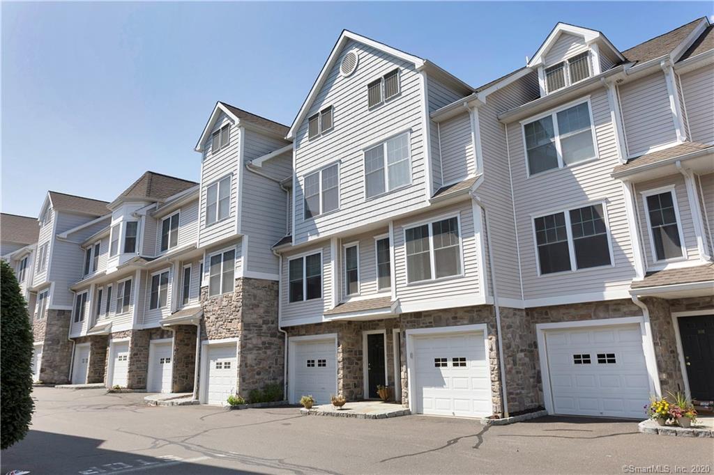 Agent Cora LynchO',Meara Halstead Real Estate