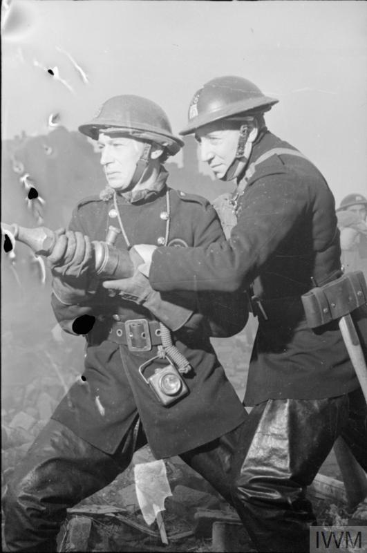 LONDON AFS MEN OF THE AUXILIARY FIRE SERVICE IN LONDON, C 1940