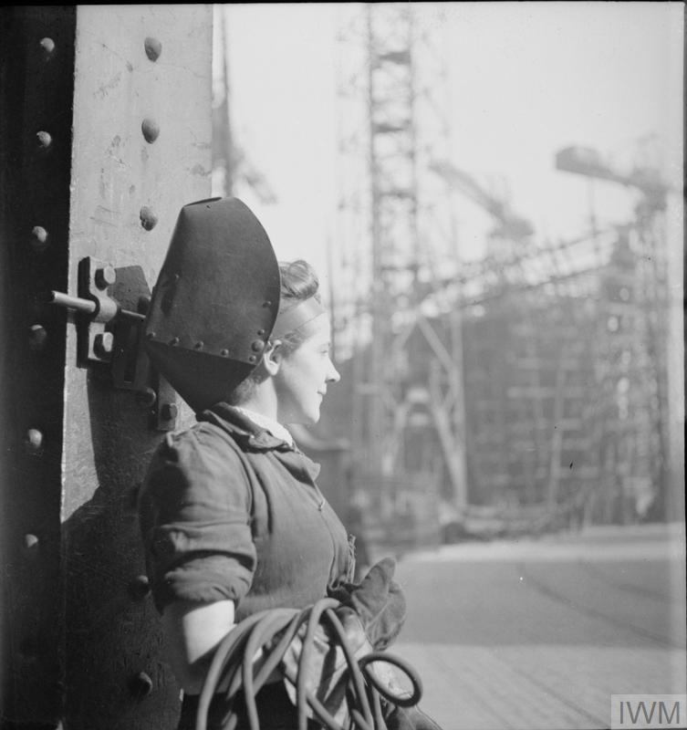 CECIL BEATON PHOTOGRAPHS TYNESIDE SHIPYARDS, 1943 (DB 69)