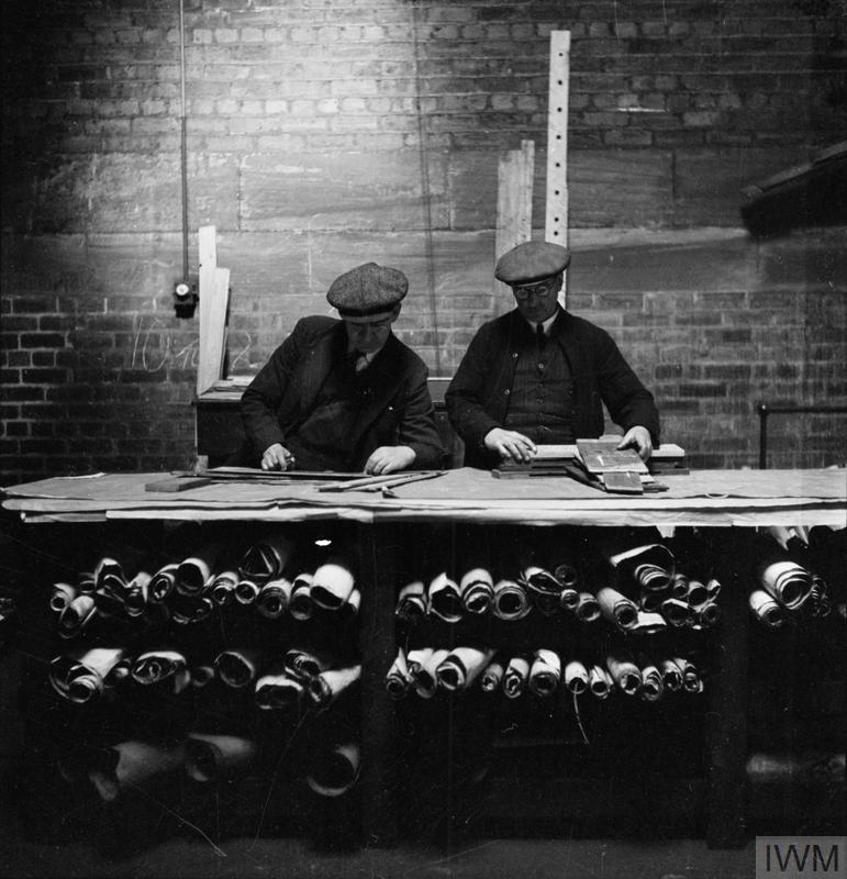 CECIL BEATON PHOTOGRAPHS TYNESIDE SHIPYARDS, 1943 (DB 22)