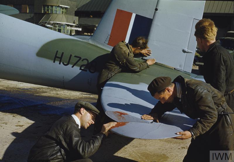 BUILDING MOSQUITO AIRCRAFT AT THE DE HAVILLAND FACTORY IN HATFIELD