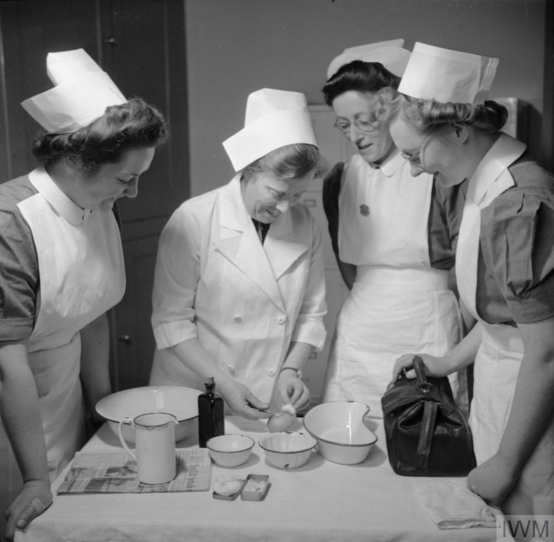 TRAINING QUEEN'S NURSES DISTRICT NURSE TRAINING AT THE QUEEN'S INSTITUTE OF DISTRICT NURSING