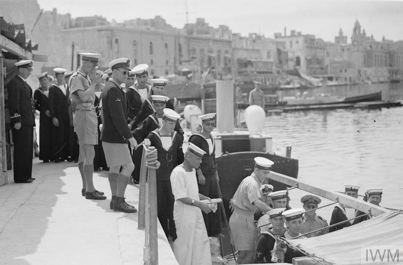 MALTESE NAVAL RATINGS ON WAR SERVICE IN THE CROSS ISLAND. JUNE 1942, MALTA. MALTESE NAVAL