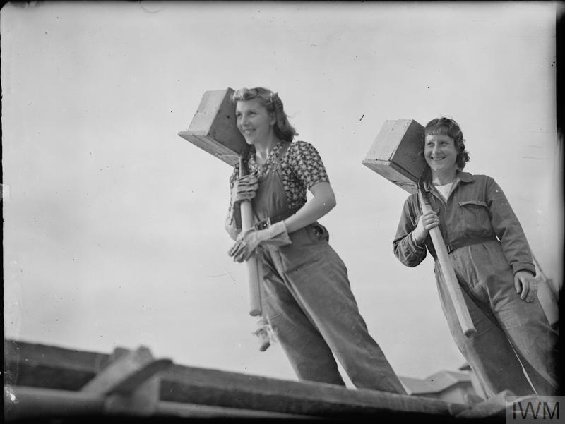 FEMALE BUILDERS AT WORK, UK, 1941 Imperial War Museums