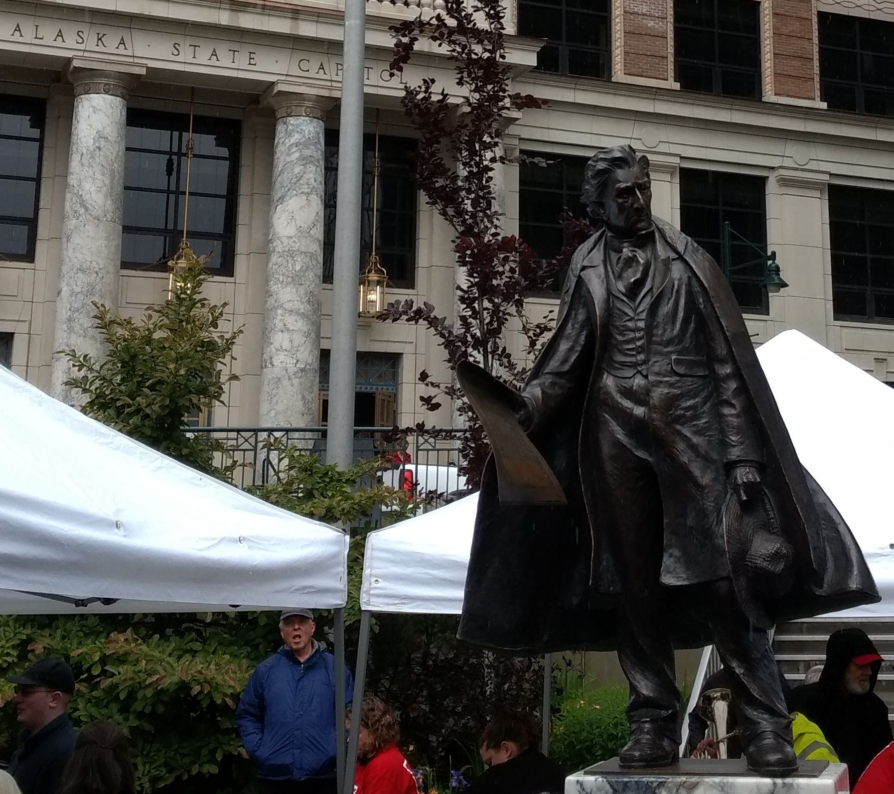 Seward statue unveiled in front of Alaska Capitol