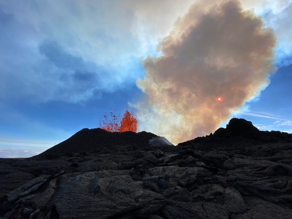 After one week, Mauna Loa has a single active fissure; continues slow