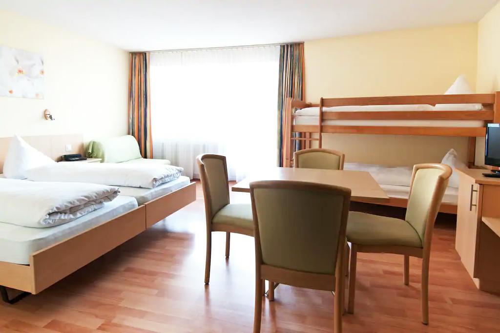 Pictures for Das Hotel Sherlock Holmes in North Conway, NH 03860