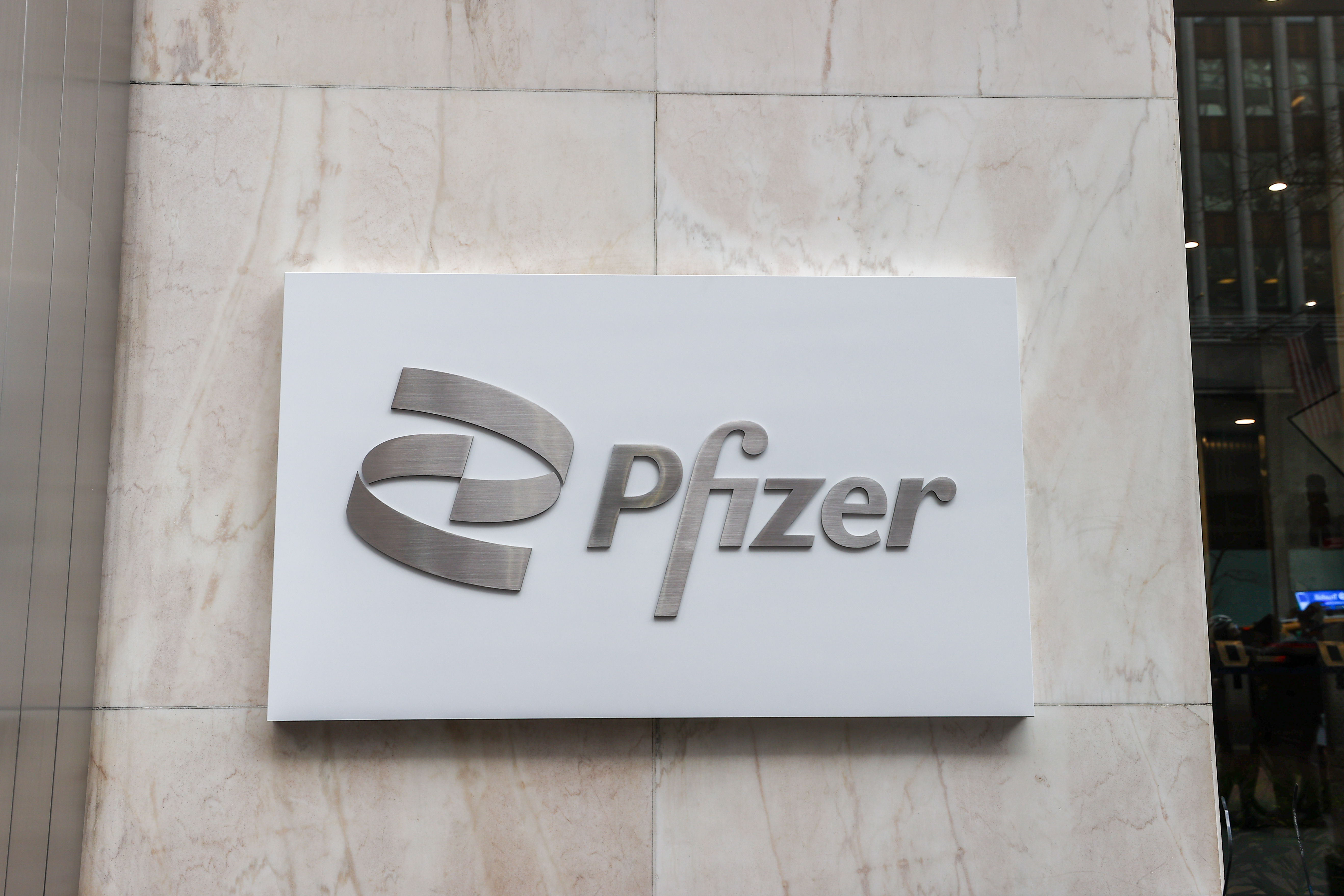 Pfizer yêu cầu FDA cho phép tiêm thuốc tăng cường COVID-19 cho tất cả người lớn