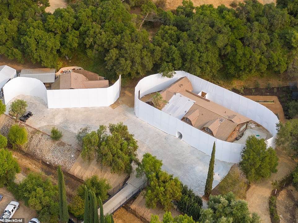 A wall is being built around the White House...again, but this time