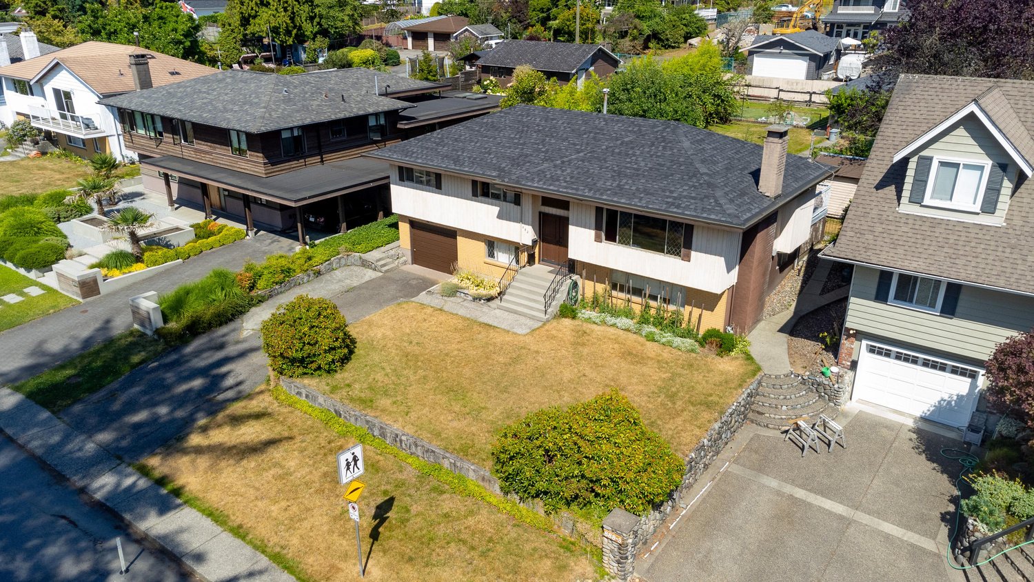 882 E 14th Street, North Vancouver 5 beds, 3 baths For Sale