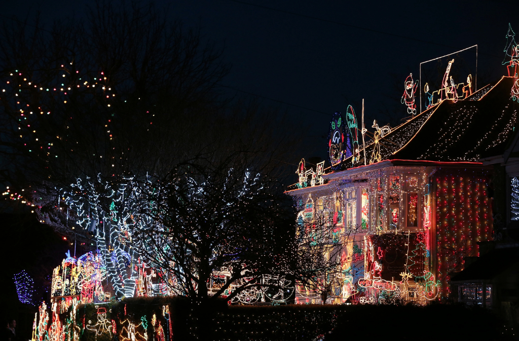 Arizona woman spells out DITTO in Christmas light message to