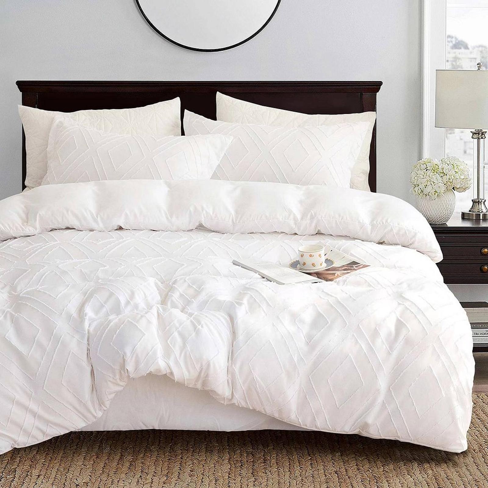 Fabric Fantastic Tufted Diamond Jacquard Queen Size White Quilt/Doona