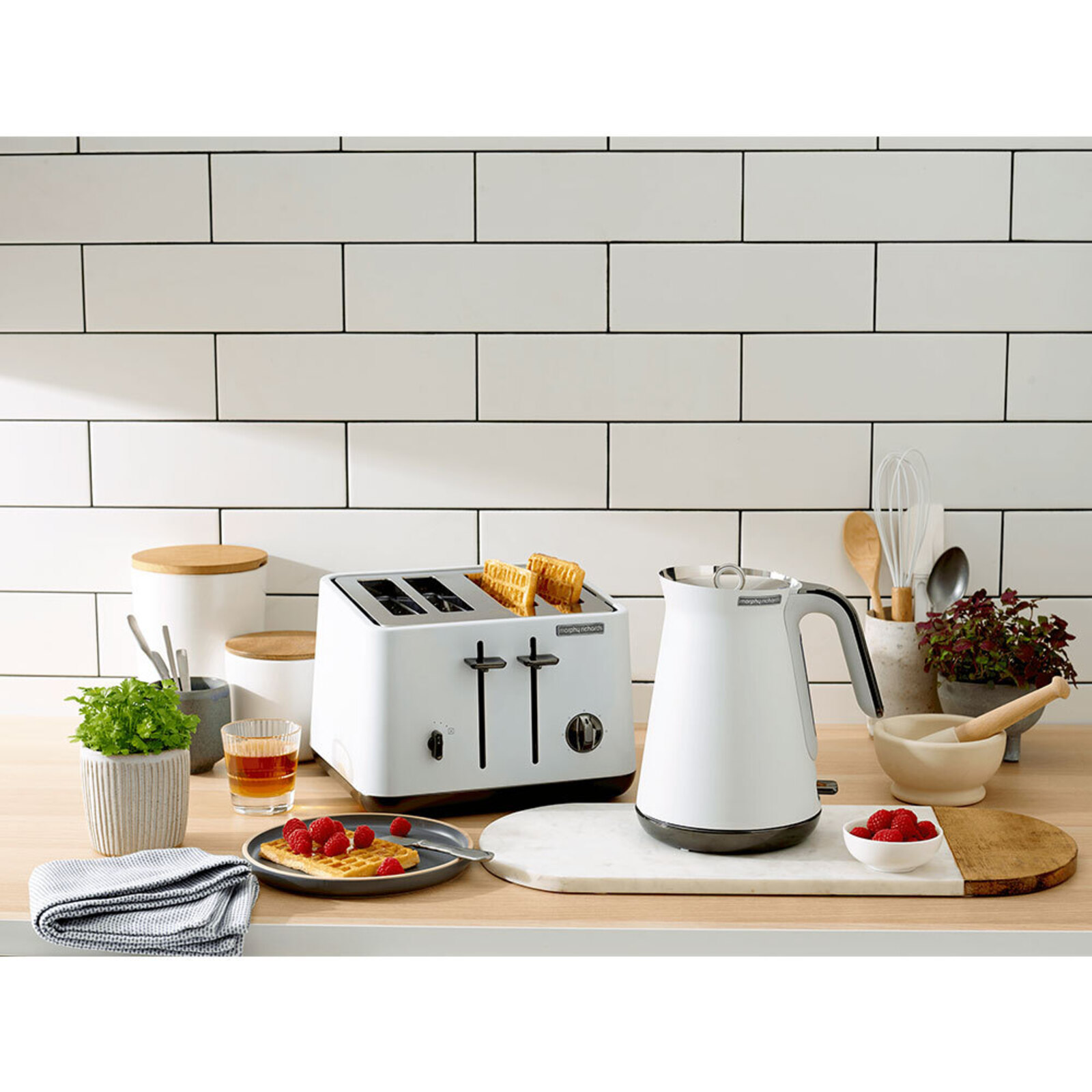 Morphy Richards Aspect 4 Slice Electric Bread Toaster w/ Non Slip Base