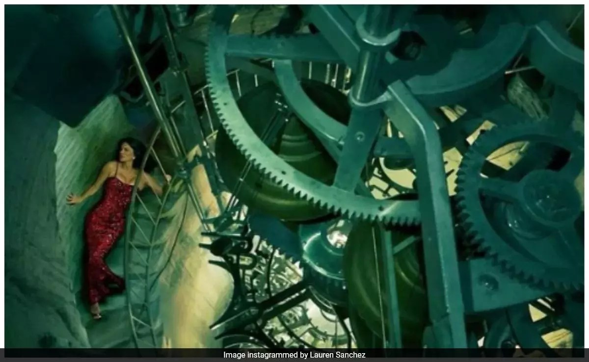 Jeff Bezos' Fiance Poses Inside ''10,000 Year Clock'' For Vogue Photoshoot Adtoan Publishing