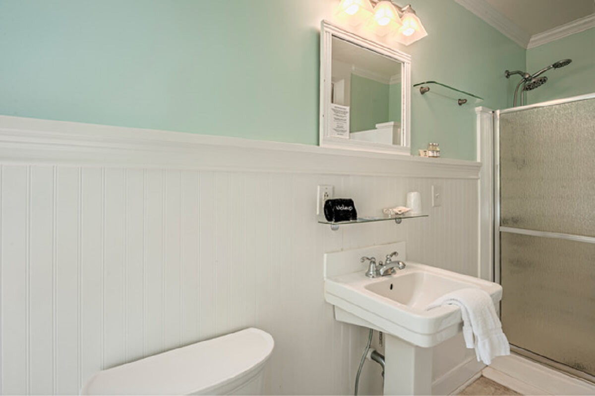 DUCK ROOM Wades Point Inn